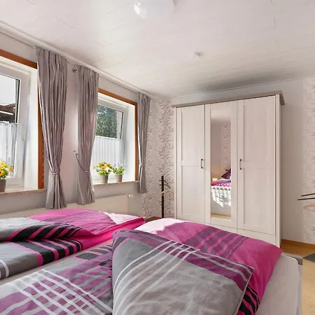 Bi Tiessens To Hus *